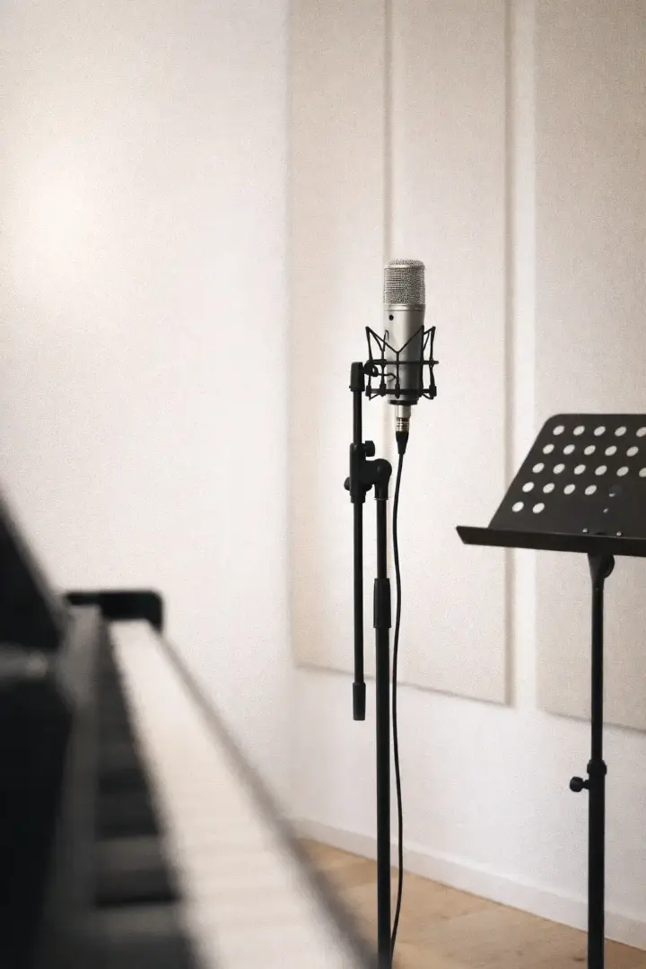 Piano, micrófono y equipo de grabación en el estudio de Zuviría 51